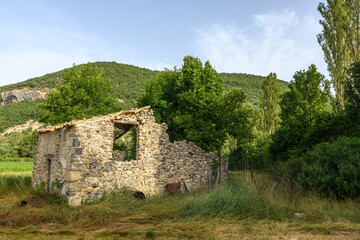 Fototapeta na wymiar Small stone house in a valley of the Drome in the south of France.