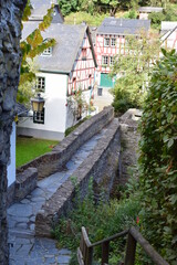 Weg auf der Steinbrücke über die Elz