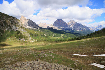 Fototapeta na wymiar Landscape of the Dolomites with the Tofane in the background
