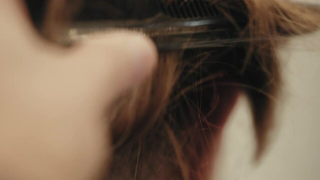 Taglio capelli dal parrucchiere per uomo