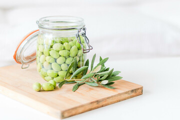 Oliven ernten und traditionell vorbereiten