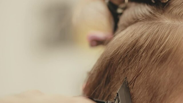 Taglio capelli dal parrucchiere per uomo