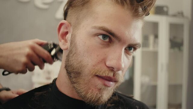 Taglio capelli dal parrucchiere per uomo