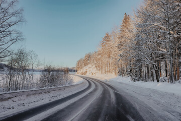 Obraz premium winter road in the forest