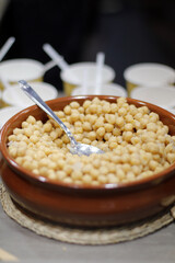 garbanzos en plato de barro con cuchara