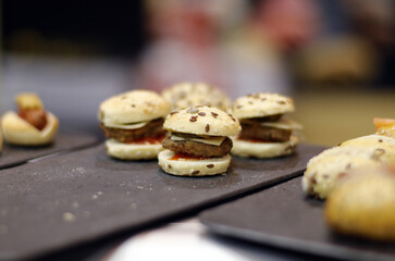 mini hamburguesas con panecillos de semillas