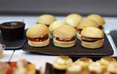 bandeja de minis hamburguesas para catering