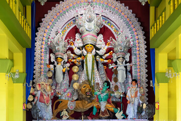 Obraz premium Idol of Goddess Devi Durga at a decorated puja pandal in Kolkata, West Bengal, India. Durga Puja is a famous and major religious festival of Hinduism that is celebrated throughout the world.