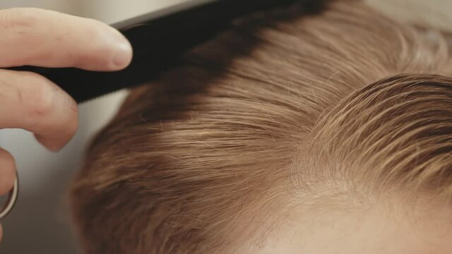 Taglio capelli dal parrucchiere per uomo