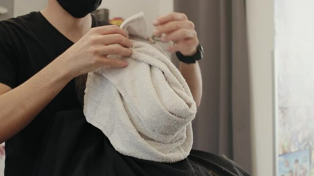 Panno caldo per barba dal barbiere