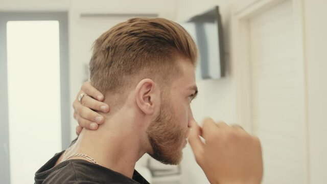 Giovane ragazzo si taglia i capelli dal parrucchiere