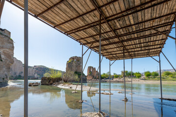 Wood and metal structure to support a terrace over the waters of the Tigris river in Turkey