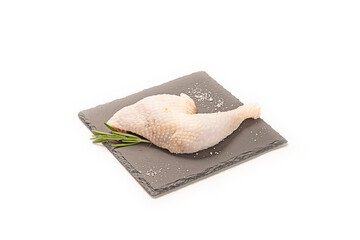 Piezas de pollo fresco crudo sobre pizarra plato aislado en fondo blanco