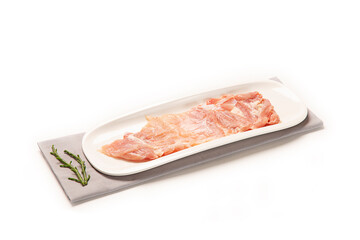 filetes de pollo pavo fresco crudo en plato blanco sobre servilleta de tela gris decorado con especias. aislada fondo blanco