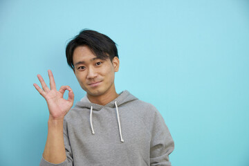 丸を作る男性