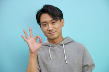 丸を作る男性