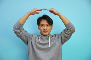 丸を作る男性