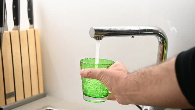 bicchiere d'acqua bere 