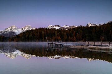 Herbst morgen beim Stazersee in der nähe von St. Moritz im Engadin