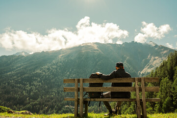 Wanderer auf einer Bank in den Bergen