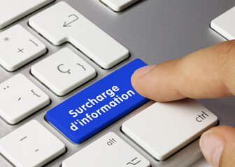 Surcharge d'information - Inscription sur la touche du clavier bleu.