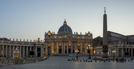 Obraz premium Panorama in Piazza San Pietro, or Saint Peters Square, in daylight with a view of the basilica in Vatican City.