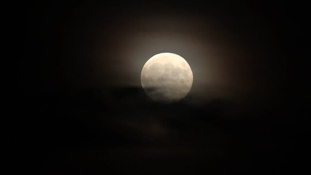 une pleine lune dans le ciel noir