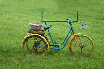 altes Fahrrad an der Mühle in Pewsum
