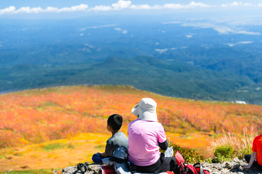 日本　栗駒山全山紅葉神の絨毯と登山者