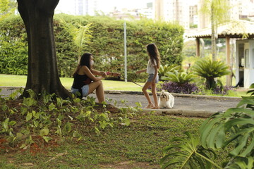 CRIANÇA MÃE E CACHORRO
