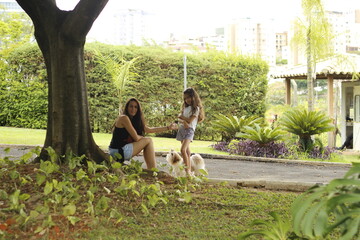 CRIANÇA MÃE E CACHORRO