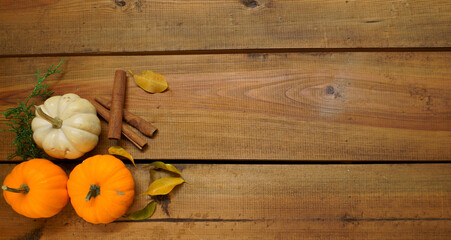 Banner Calabazas naranjas y blanca con canela sobre madera vieja rústica cafe, 