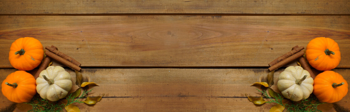 Banner Calabazas naranjas y blanca con canela sobre madera vieja r&uacute;stica cafe, 
