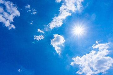 Fototapeta na wymiar 太陽の日差しと爽やかな青空と雲の背景素材_o_11