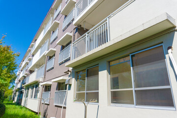 昭和に建てられた古い団地のある風景写真_b_13