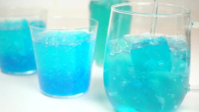 ゼリーに炭酸を注いでいく様子