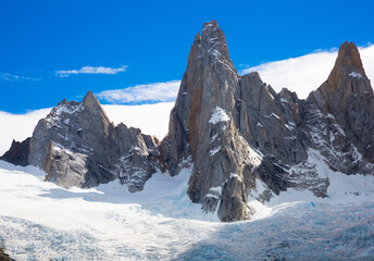 Pittoresk uitzicht op met sneeuw bedekte bergtoppen en gletsjers van Cerro Fitzroy, Cerro Chaltel. Patagonië, Argentinië, Chili, Andes