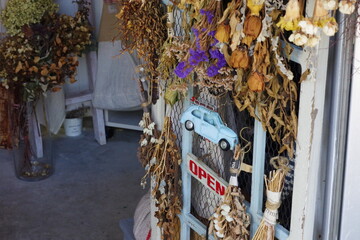 雑貨屋玄関にあるドライフラワー