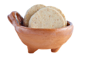 Dulces tradicionales mexicanos. Dulce de cacahuate llamado "Mazap&aacute;n" sobre una olla de barro en fondo blanco.
