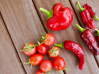 家庭菜園のプチトマト・赤ピーマン・赤獅子唐　収穫