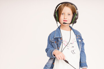 Portrait kleines schönes Mädchen im Jeans Look mit Headset clean Background Vs.2