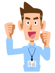 社員証を付け、ガッツポーズする水色のシャツを着た男性
