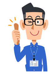 社員証を付け、親指を立ててウインクするメガネをかけて青いシャツを着た男性

