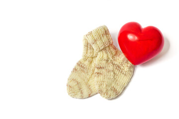 Ein paar Babysocken auf weißen Hintergrund