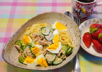 日本のカジュアルな手料理の麺ランチ　ラーメン、スパゲティー、焼きそばなど
