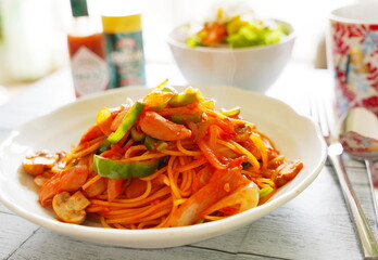 日本のカジュアルな手料理の麺ランチ　ラーメン、スパゲティー、焼きそばなど