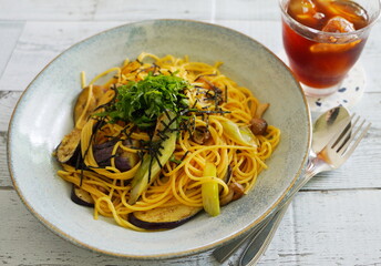 日本のカジュアルな手料理の麺ランチ　ラーメン、スパゲティー、焼きそばなど