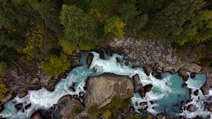 Selbstklebende Fototapete Waldfluss fluss in den bergen, draufsicht auf den bergfluss, herbstlandschaft