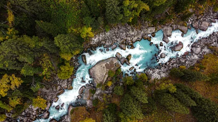 Selbstklebende Fototapete Waldfluss fluss in den bergen, draufsicht auf den bergfluss, herbstlandschaft