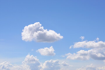 Naklejka na ściany i meble 夏の終わりの青い空と白い雲　入道雲　積乱雲